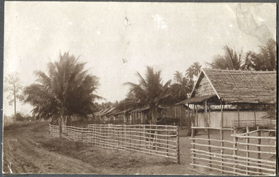 229249 Zicht op de modelkampong van Merauke (Indonesië), met rechts vooraan de school